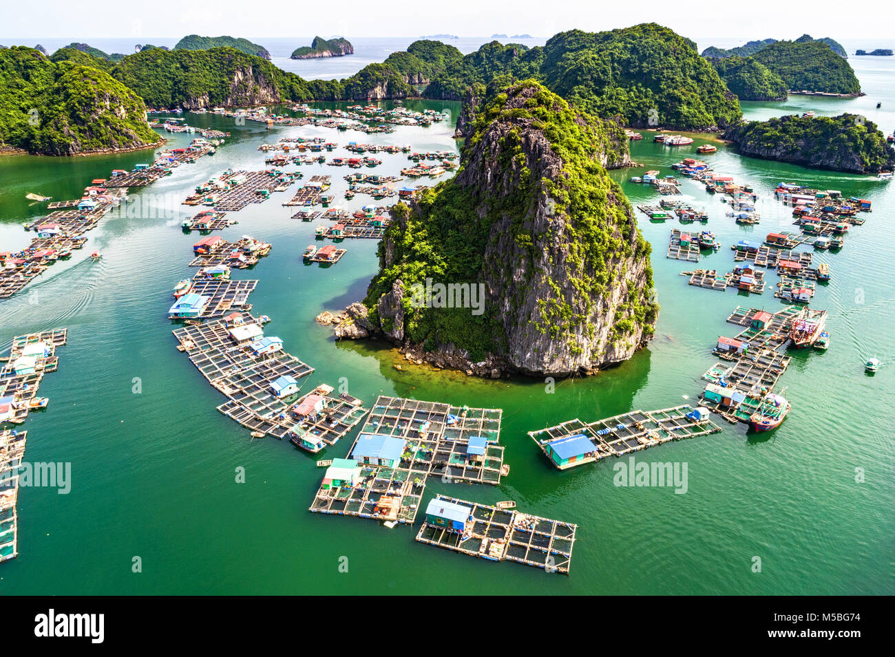 Schwimmende Fischerdorf und Rock Island in 'Lan Ha Bucht, Vietnam, Südostasien. UNESCO-Weltkulturerbe. In der Nähe von 'Ha Long Bucht Stockfoto