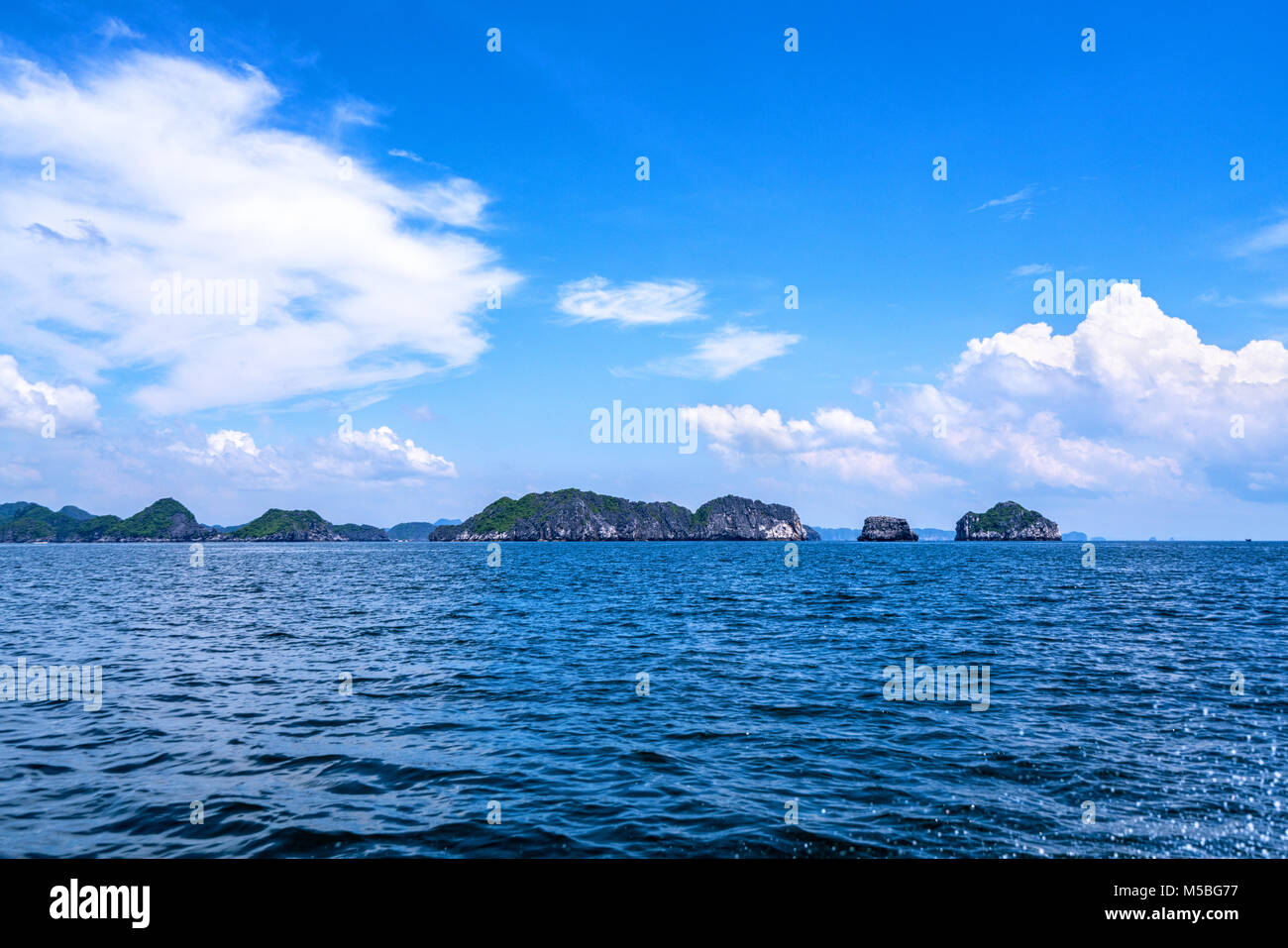 Luftaufnahme von Rock Island in 'Lan Ha Bucht, Vietnam, Südostasien. UNESCO-Weltkulturerbe. Landschaft. Beliebte Sehenswürdigkeiten, berühmten Ziel von Stockfoto