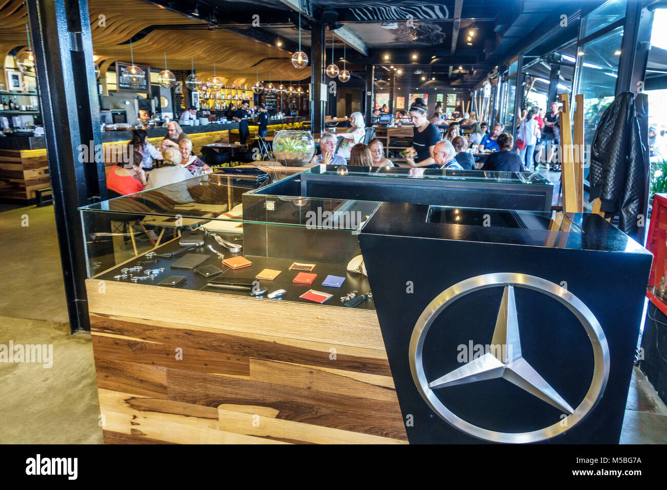 Buenos Aires Argentinien Recoleta Mercedes Haus Markenrestaurant Restaurants Innenausstattung Werbeartikel Mercedes Benz Logo Hispanic Hispanics La Stockfotografie Alamy