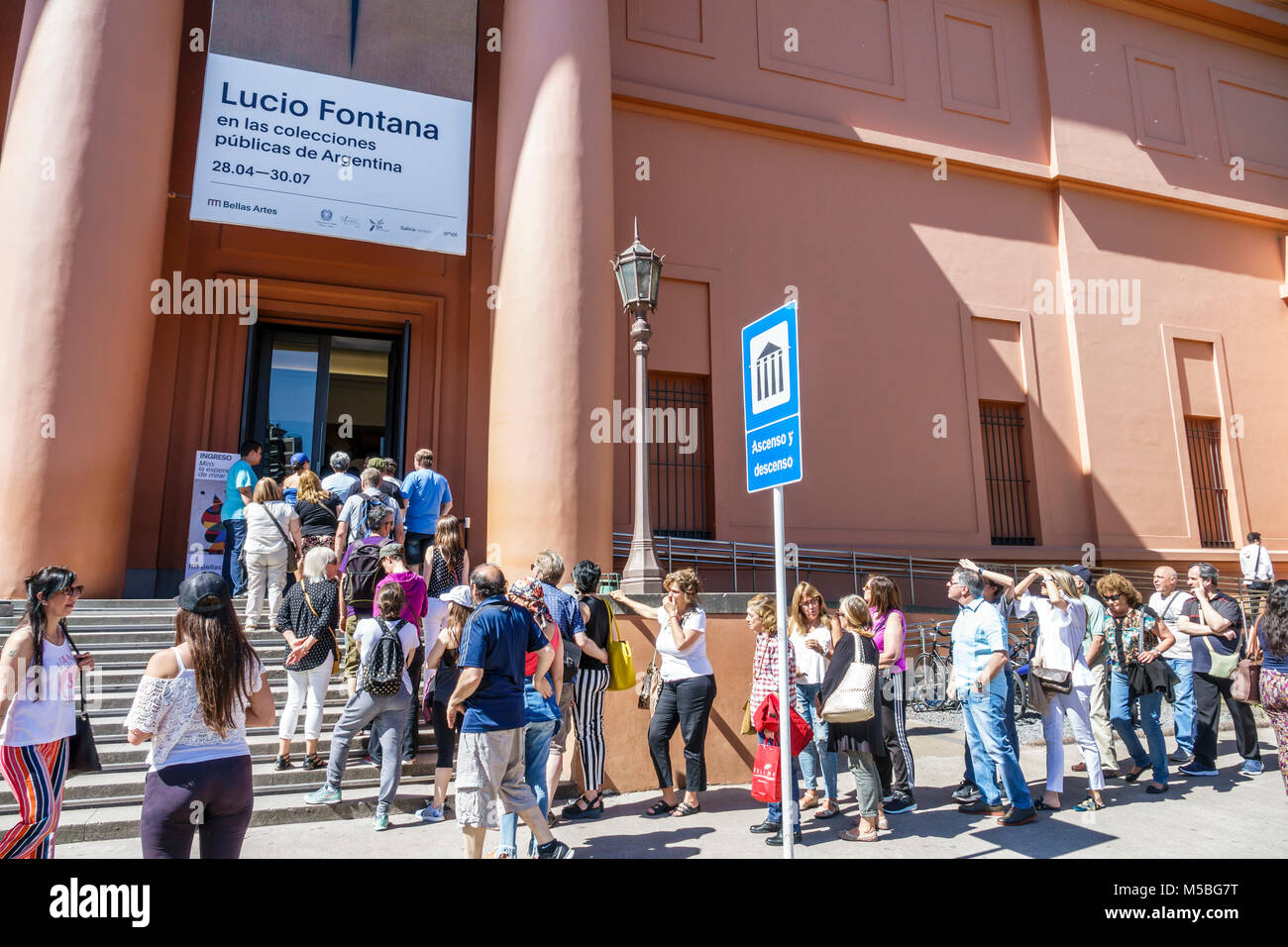 Buenos Aires Argentinien, Recoleta, Museo Nacional de Bellas Artes National Museum of Fine Arts, außen, Eingang, Schlange, Schlange, Lucio Fontana, Ausstellung Stockfoto