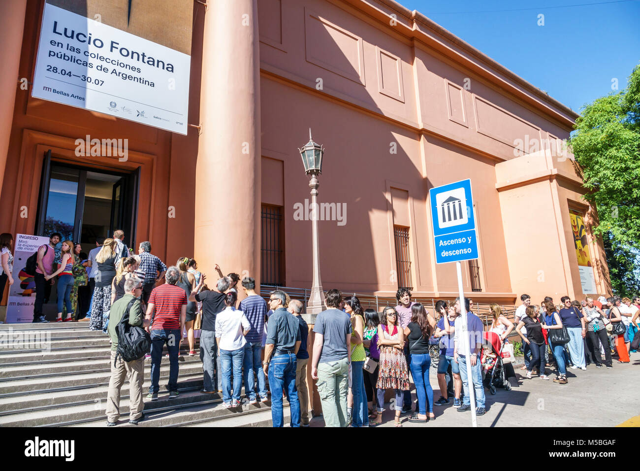 Buenos Aires Argentinien, Recoleta, Museo Nacional de Bellas Artes National Museum of Fine Arts, außen, Eingang, Schlange, Schlange, Lucio Fontana, Ausstellung Stockfoto