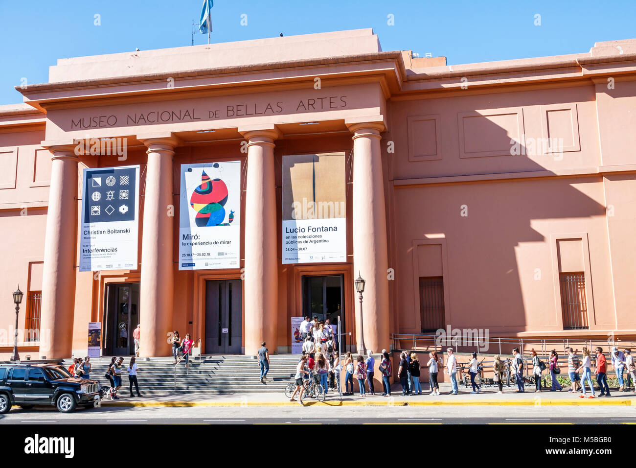 Buenos Aires Argentinien, Recoleta, Museo Nacional de Bellas Artes National Museum of Fine Arts, außen, Eingang, Schlange, Schlange, Joan Miro, Lucio Fonta Stockfoto