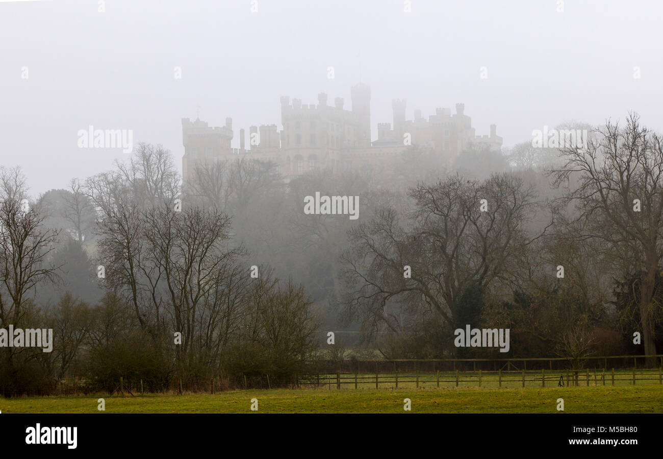 Belvoir Castle auf einem nebligen Morgen in Leicestershire, in der Nähe von Grantham, England, Großbritannien Stockfoto