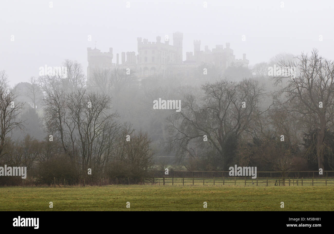 Belvoir Castle auf einem nebligen Morgen in Leicestershire, in der Nähe von Grantham, England, Großbritannien Stockfoto