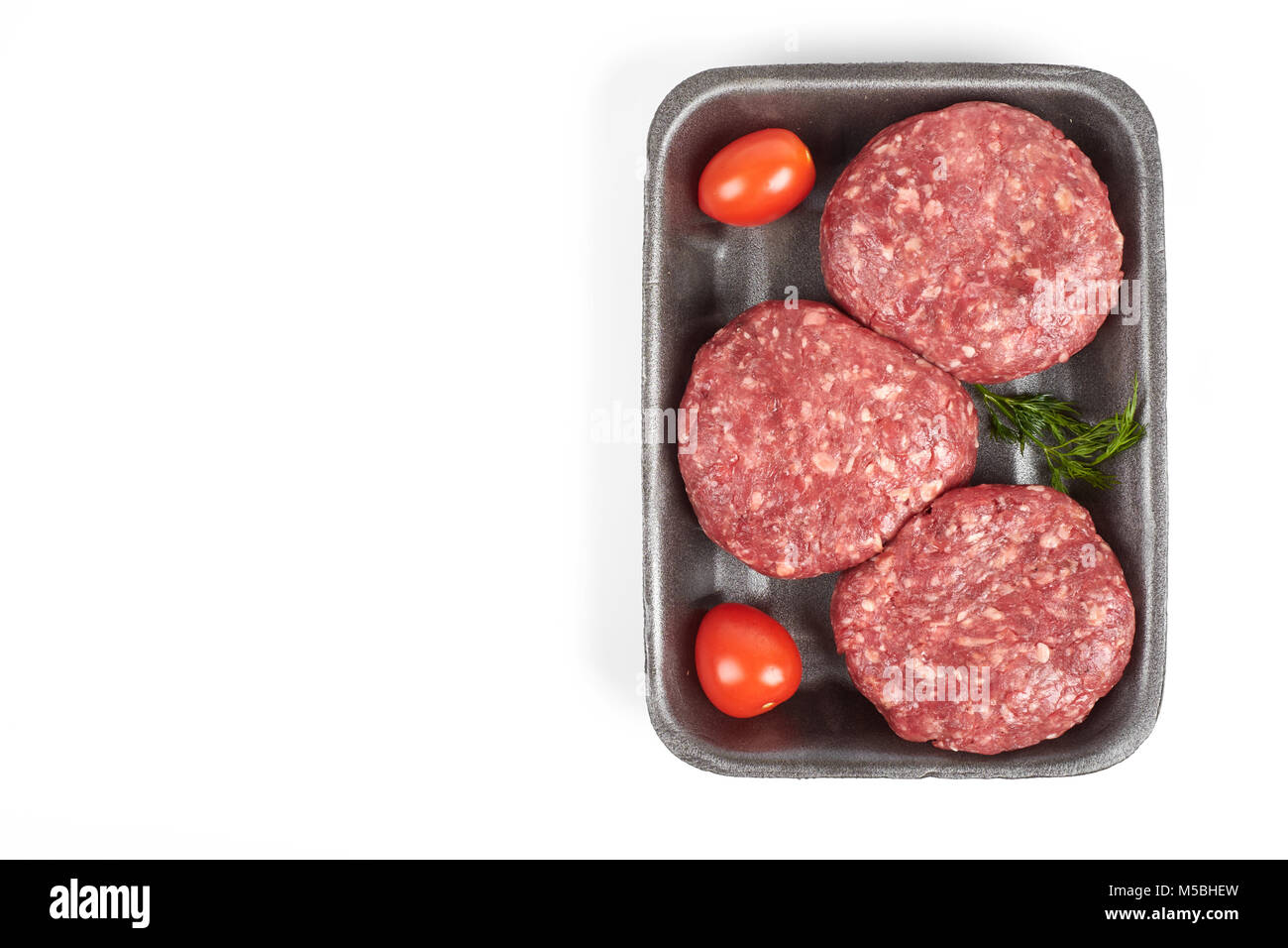 Fach mit rohem Rindfleisch Burger auf weißem Hintergrund Stockfoto