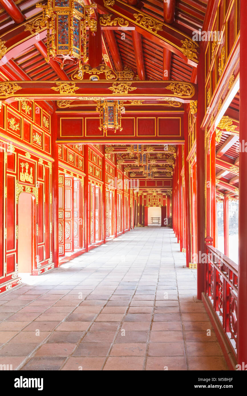 Rechts oder Mandarin mandarin Gebäude Gebäude 2 Gehweg an der kaiserlichen Zitadelle von Hue, Vietnam Stockfoto