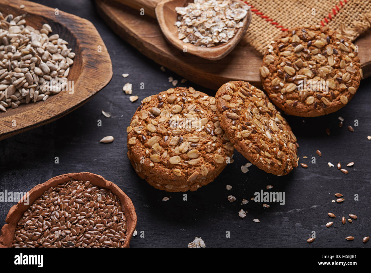 Hafer und Samen cookies und Zutaten auf Holz- Hintergrund. Stockfoto