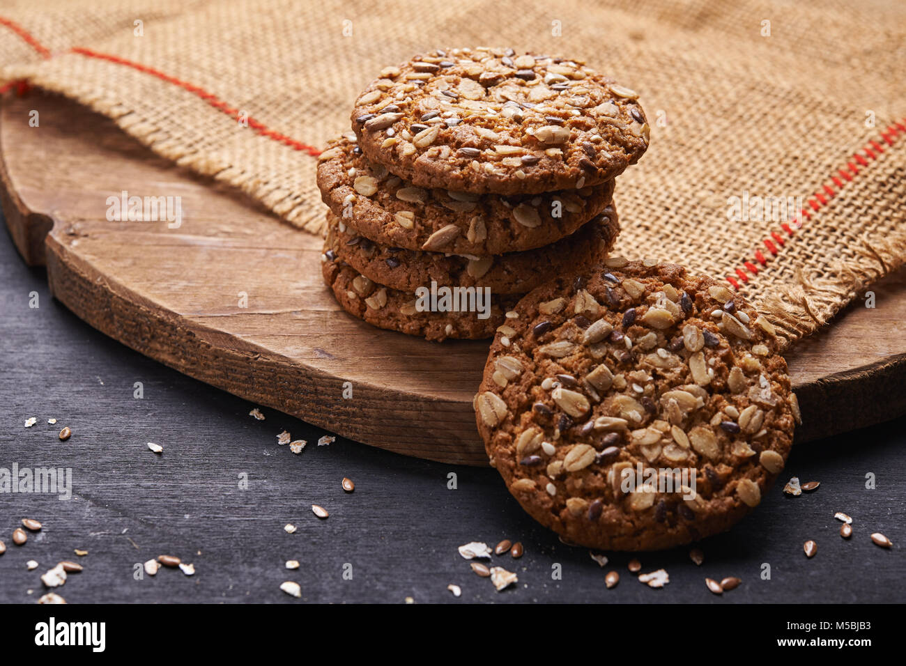 Hafer und Samen cookies und Zutaten auf Holz- Hintergrund. top View Stockfoto