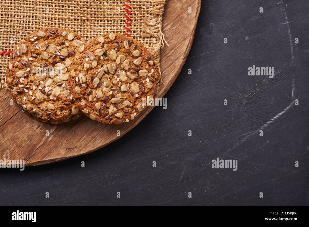 Hafer und Samen Cookies auf Holz- Hintergrund. top View Stockfoto