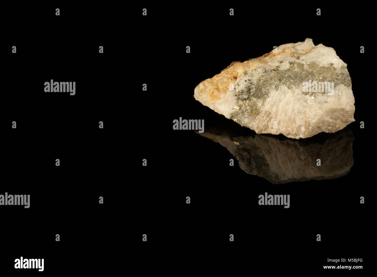 Eisensulfid, Fool's Gold, Eisen Sulfid, Eisen Mineral Erz auf schwarzem Hintergrund isoliert. Isometrische Kristallstruktur. Steine und Mineralien Stockfoto