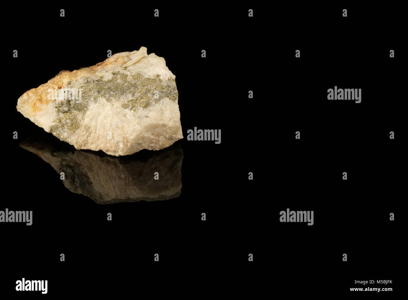 Eisensulfid, Fool's Gold, Eisen Sulfid, Eisen Mineral Erz auf schwarzem Hintergrund isoliert. Isometrische Kristallstruktur. Steine und Mineralien Stockfoto