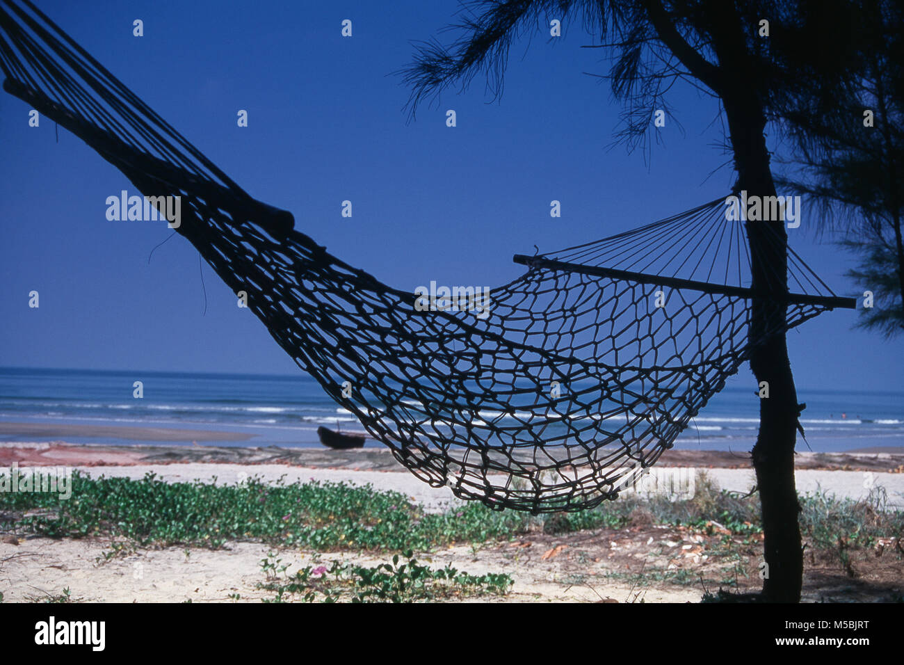 Tarkarli Beach mit Hängematte im Vordergrund, malvan Konkan, Maharashtra, Indien; Stockfoto
