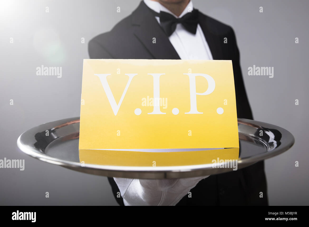 In der Nähe von einem Kellner Hand Übersicht Vip-Text auf das Banner Stockfoto