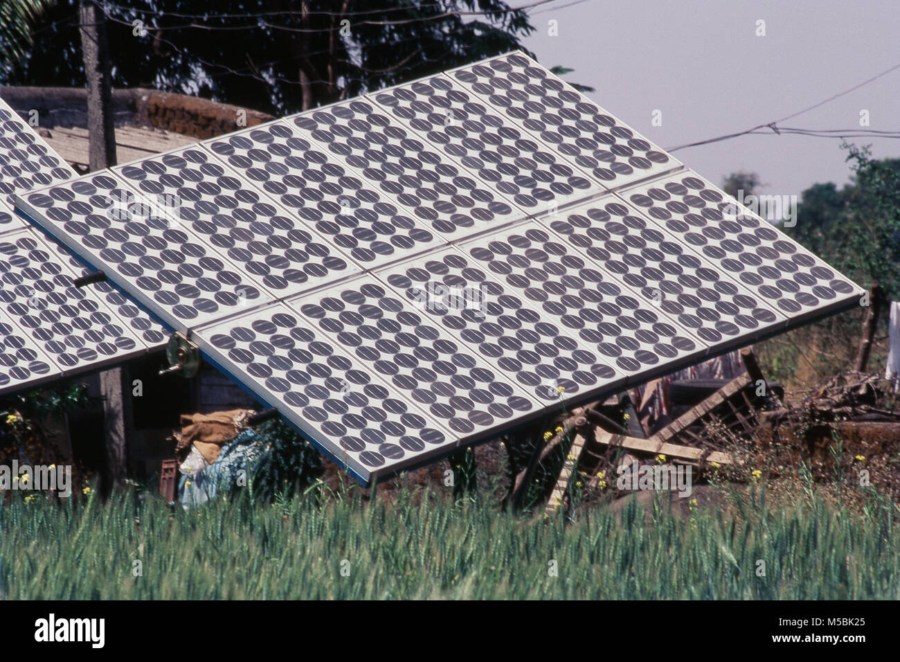 Anzeigen von Sonnenkollektoren an Murbad, Thane, Maharashtra, Indien Stockfoto