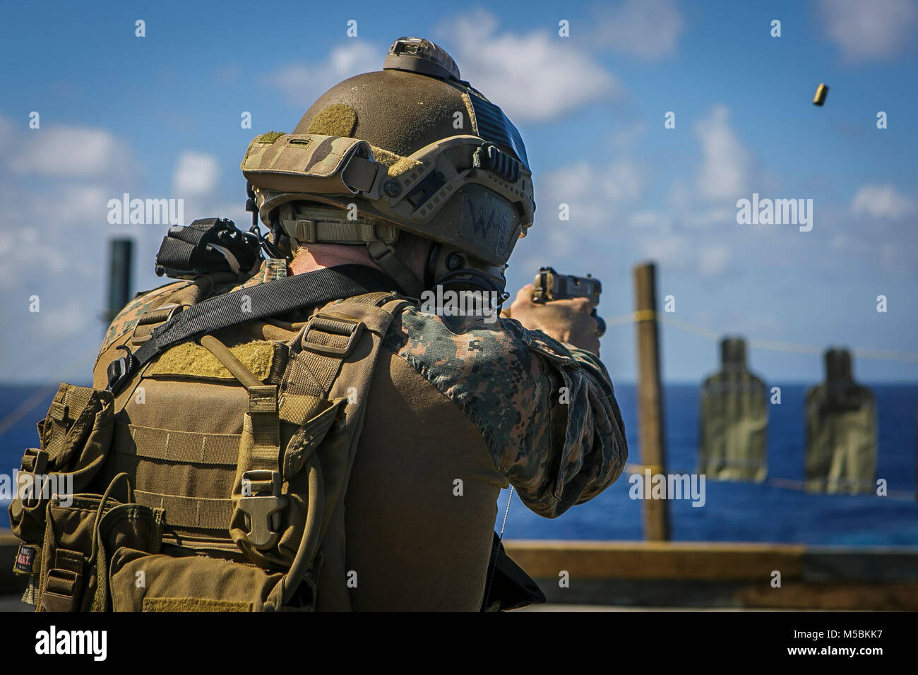 Ein US-Marine mit der maritimen Raid-Kraft, 26 Marine Expeditionary Unit (MEU), engagiert sich ein Ziel mit einem M45 A1 Close Quarters Battle Pistole während einer Bekämpfung der Treffsicherheit der Ausbildung an Bord der Station Landung Schiff USS Oak Hill (LSD 51), während im Atlantischen Ozean, Feb.19, 2018 in vollem Gange. Die 26. MEU ist die Teilnahme an einem Einsatz auf See see- und friedenserhaltende Maßnahmen durchzuführen, sowie die Pflege der Beziehungen zu ausländischen Armeen durch gemeinsame Übungen. (U.S. Marine Corps Foto: Staff Sgt. Dengrier M. Baez) Stockfoto