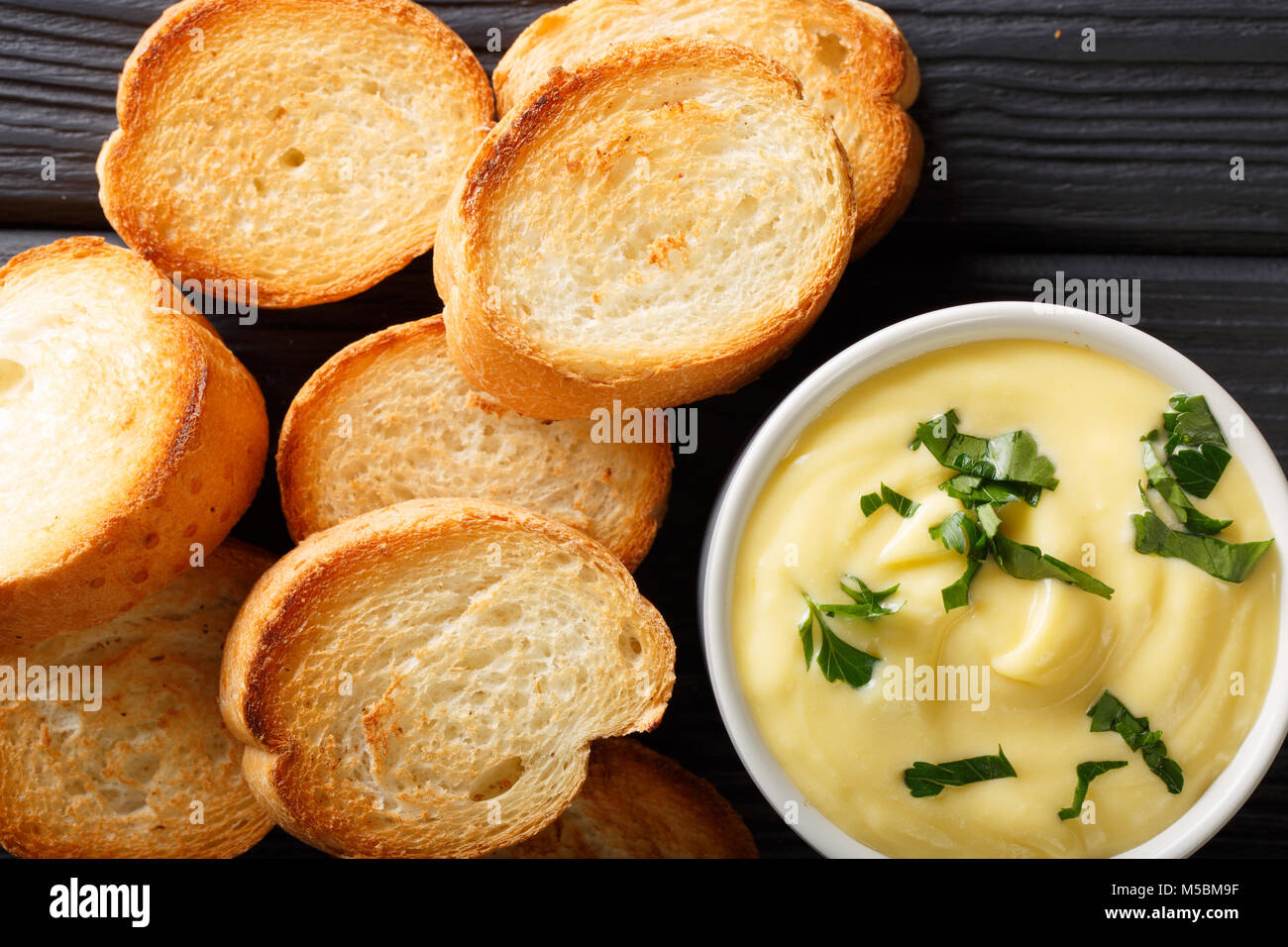 Käse dip Sauce mit geröstetem Brot close-up auf dem Tisch. horizontal oben Ansicht von oben Stockfoto