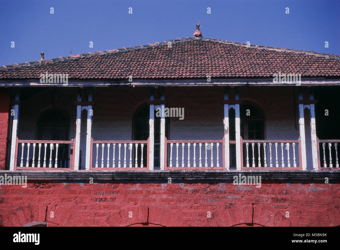 Blick auf den Balkon des Königs Thibaw Palace, Ratnagiri, Maharashtra, Indien Stockfoto