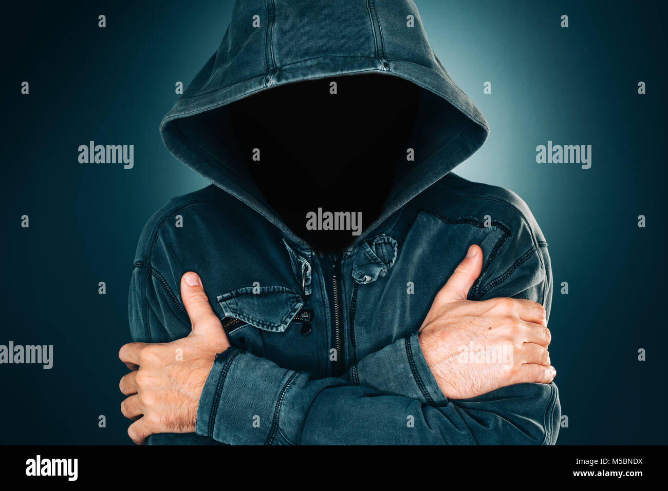 Geheimnisvolle verdächtige gesichtslosen Mann mit Kapuze, dunkle Low Key portrait für Kriminalität und Gewalt Konzepte Stockfoto
