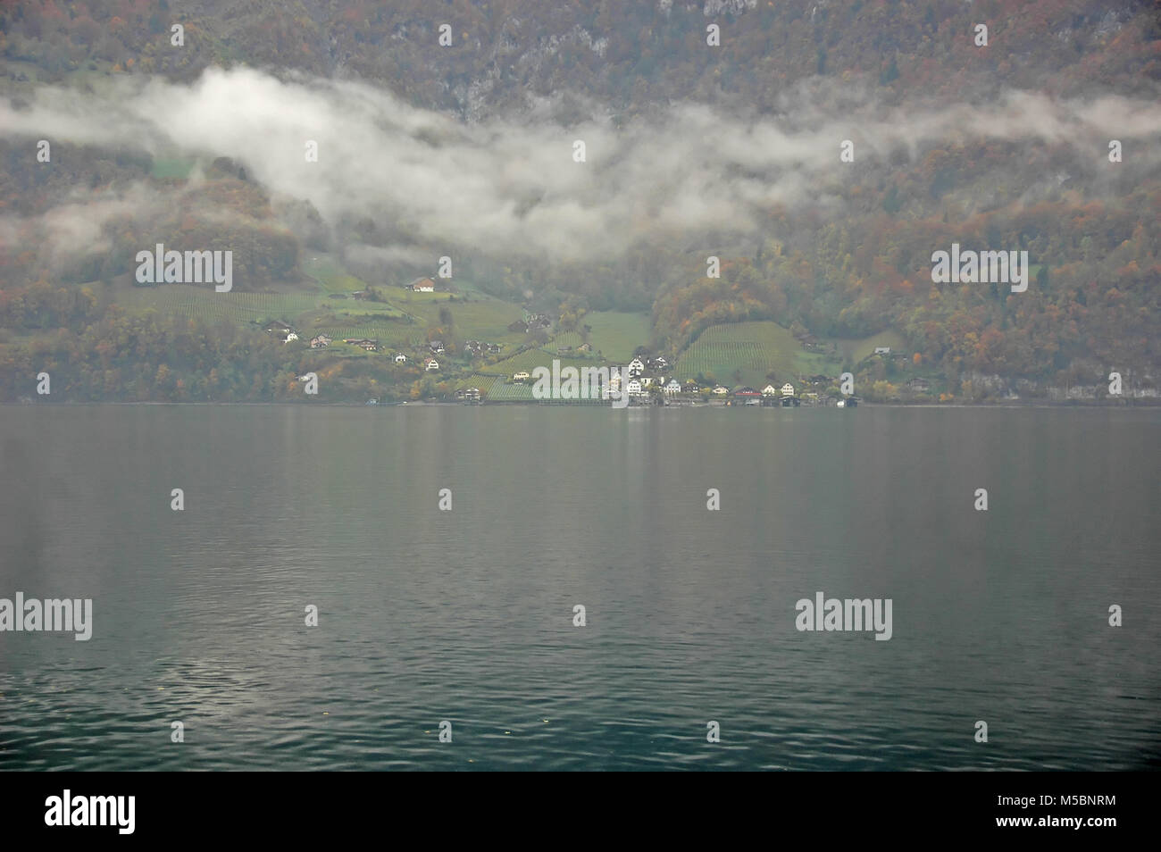 Die isolierte Dorf Quinten am Walensee in der Schweiz. Der einzige Zugang ist mit dem Boot. An einem bewölkten Tag im Herbst Stockfoto