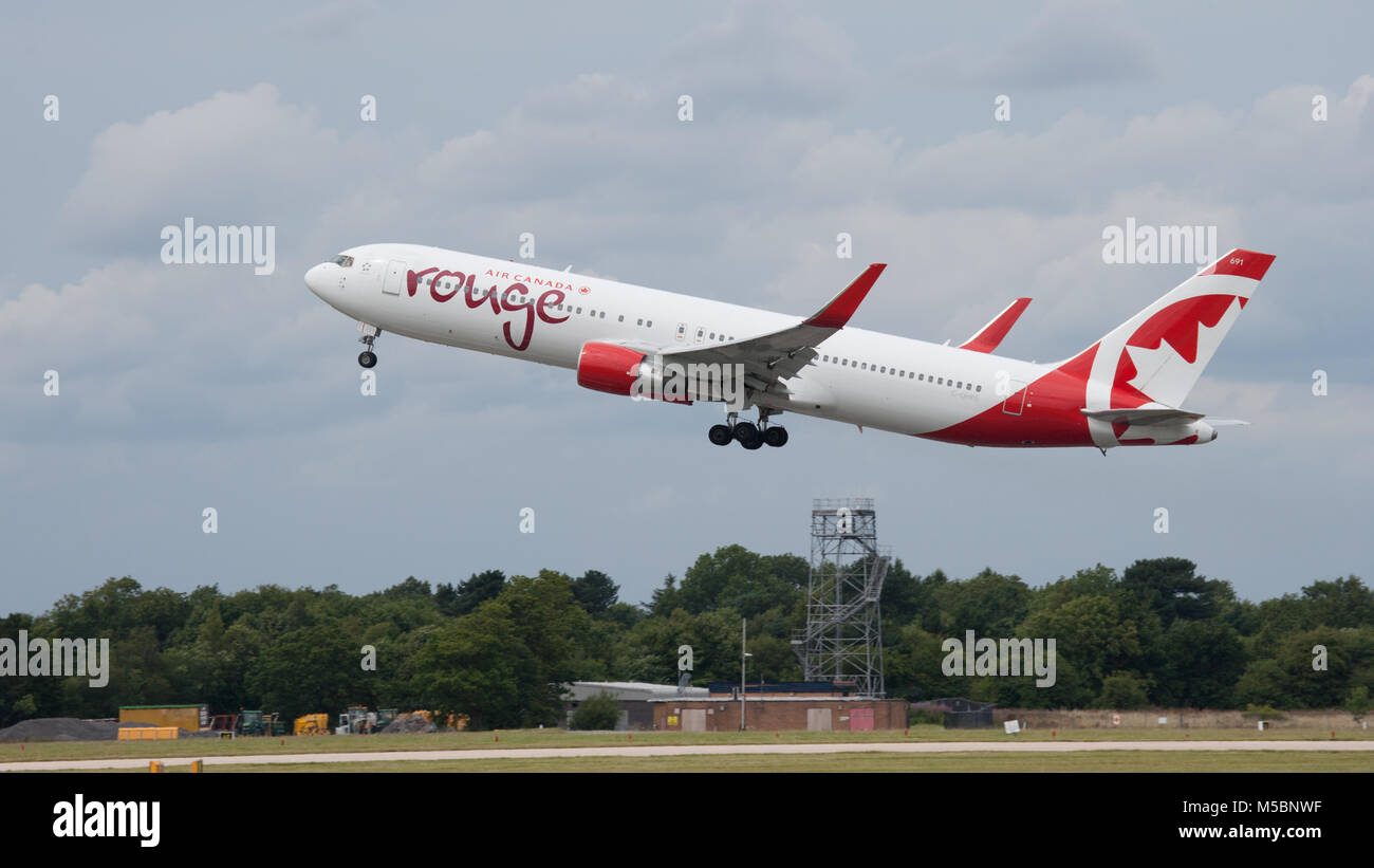 Air Canada Boeing 767-33 ein in die Luft weg vom Flughafen Manchester aufsteigend Stockfoto