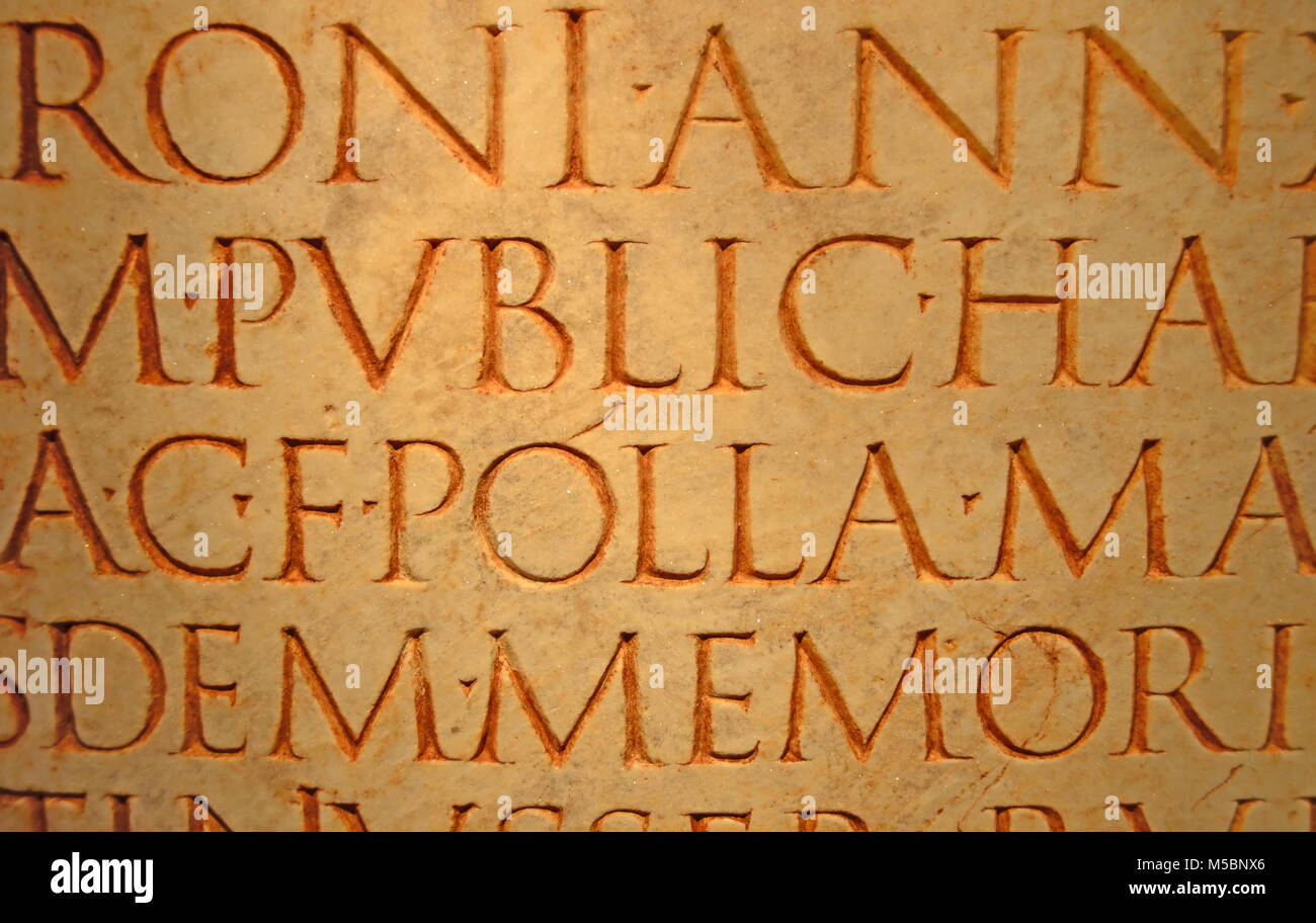 Antike römische Text eingraviert in Marmor Stockfoto