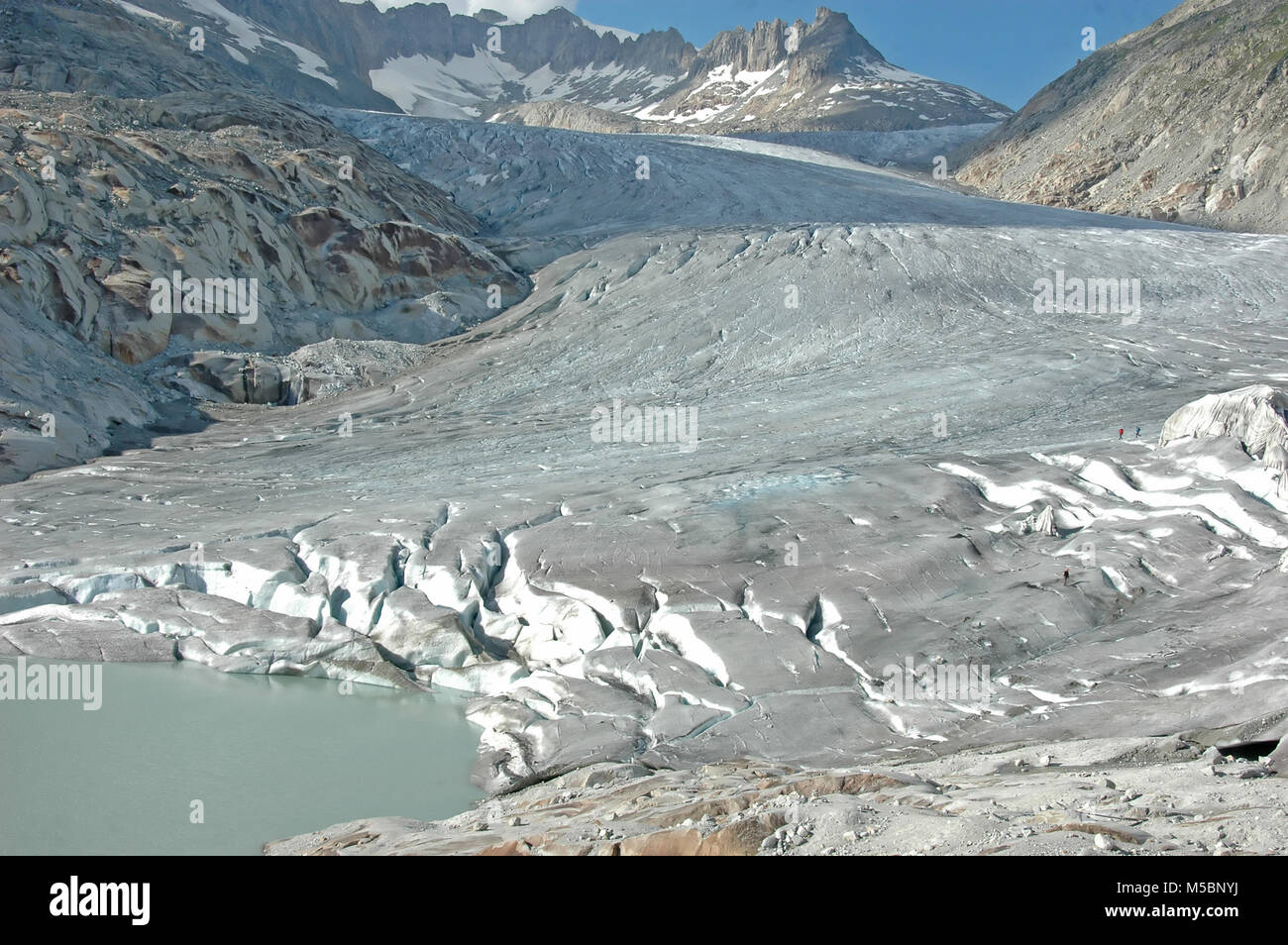 Der Rhonegletscher und die Quelle der Rhone, mit Alpinisten auf dem Eis. Stockfoto
