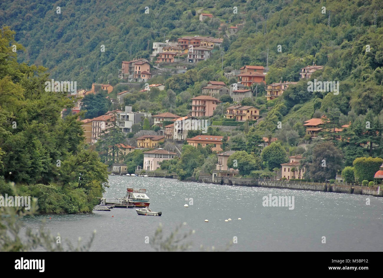 Das Dorf Tremezzo am Comer See, Italien, gegenüber der Insel Comacina berühmt für seinen Film Einstellungen. Stockfoto