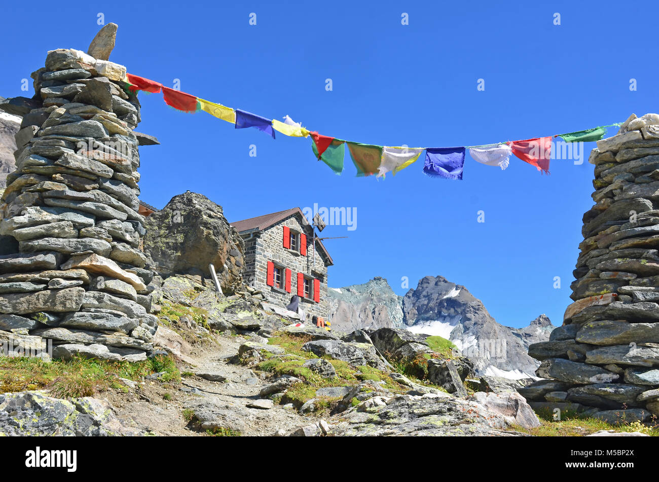 Die Schweizer Berghütte von valsorey mit buddhistischer Gebetsfahnen und Stupas. Auf der Grand Combin im südlichen Schweizer Alpen Stockfoto