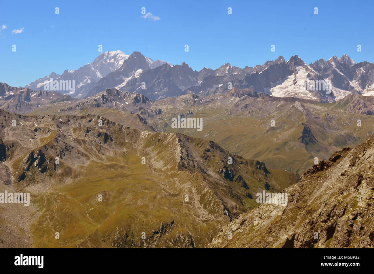 Mont Blanc (links) und Mont Dolent (Mitte) in der Mt-Blanc-massiv, betrachtet aus der Schweiz an einem klaren sonnigen Tag Stockfoto Mont Blanc (links) und Mont Dolent (Mitte) in der Mt-Blanc-massiv, betrachtet aus der Schweiz an einem klaren sonnigen Tag Stockfoto