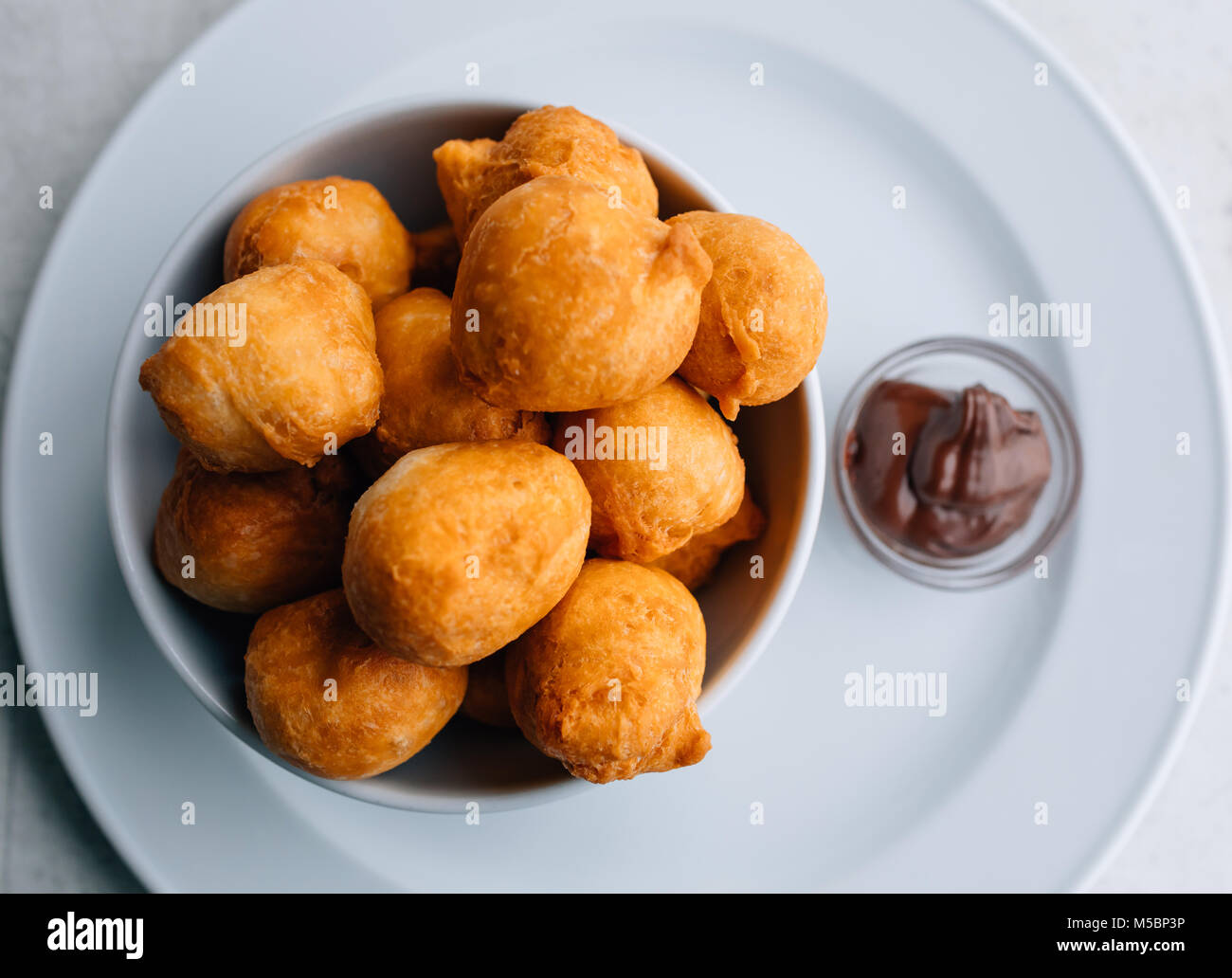 Karneval Krapfen oder Donuts oder bunuelos mit Sahne zum Frühstück serviert. Traditionelle serbische Essen - pringice. Stockfoto