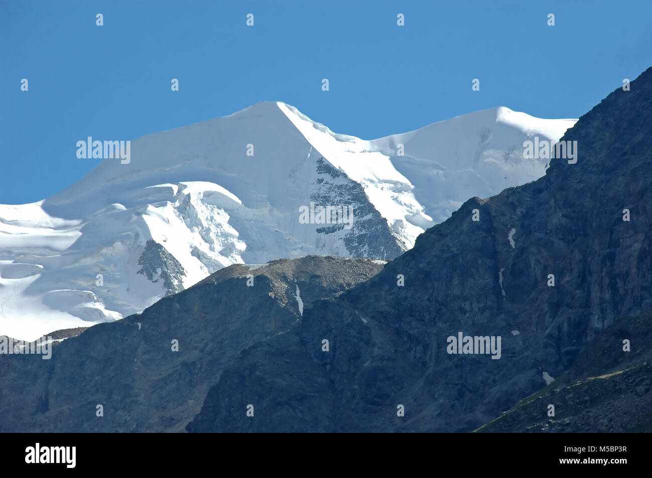 Das herrliche Eis bedeckten Gipfel des Piz Bernina in den südlichen Schweizer Alpen oberhalb St. Moritz Stockfoto