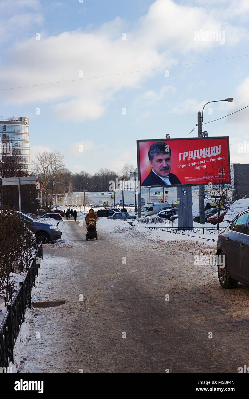 Präsidentenwahl in Russland 2018 Banner mit Kämpfer aus der Kommunistischen Partei ist Genosse millionaire Grudinin auf der Straße in St. Petersburg, Russland Stockfoto