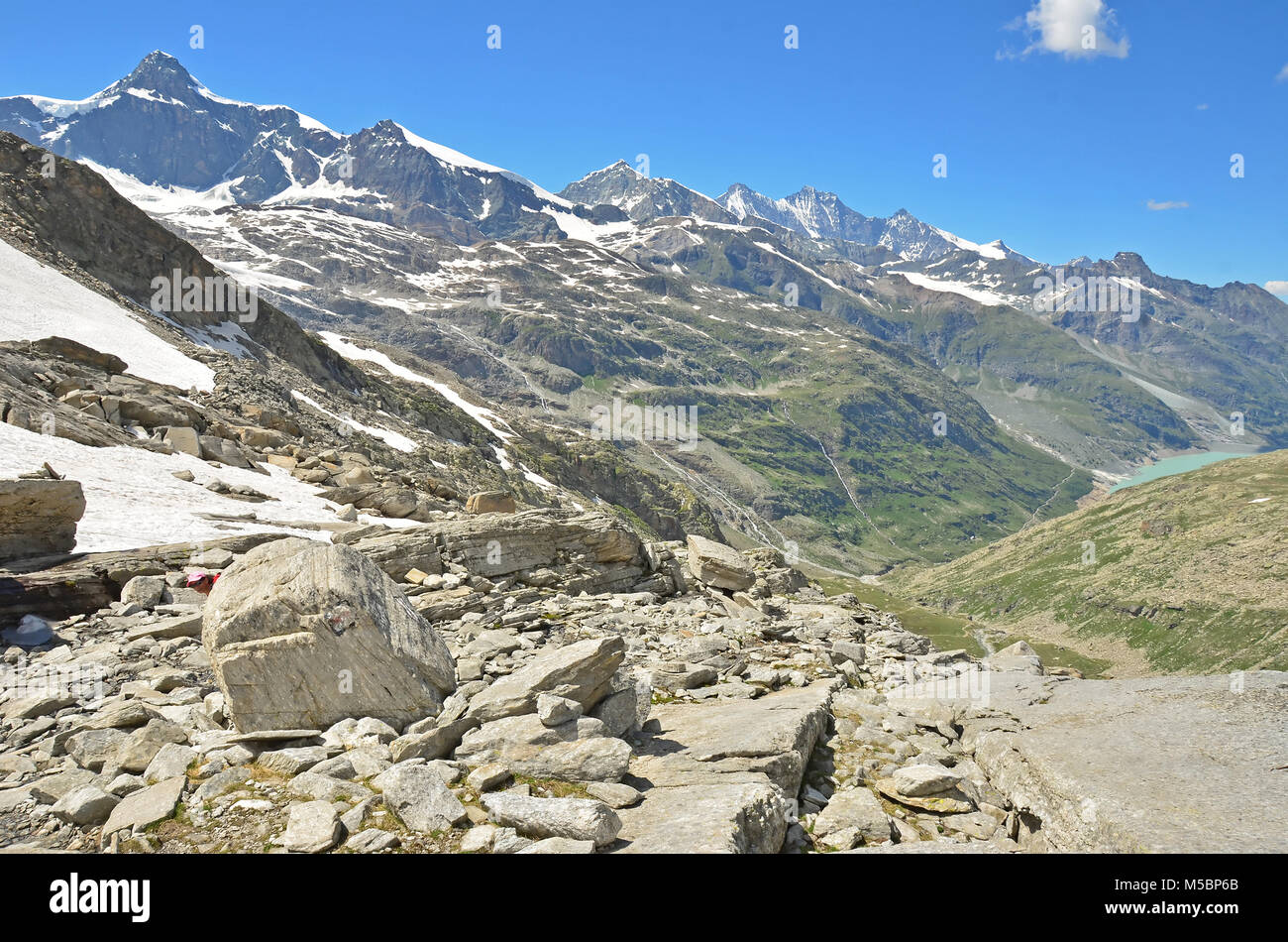 Die mischabel Gruppe Mitte und Staumarksee See auf der rechten Seite in den südlichen Schweizer Alpen oberhalb Saas Fee, und an der Italienischen Grenze Stockfoto