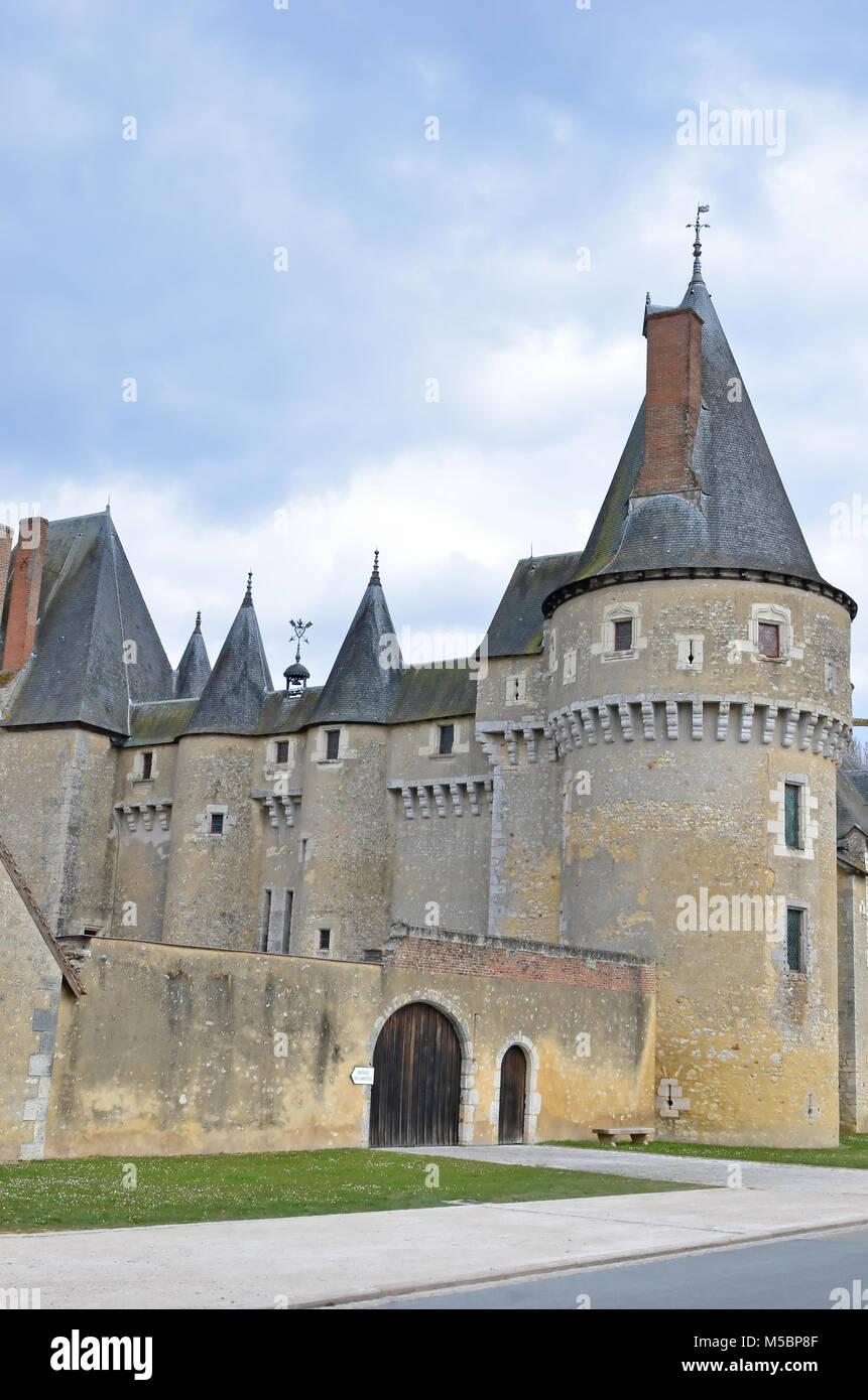 Eine befestigte Loiretal Chateau mit Türmchen und hohen Mauern, Frankreich Stockfoto