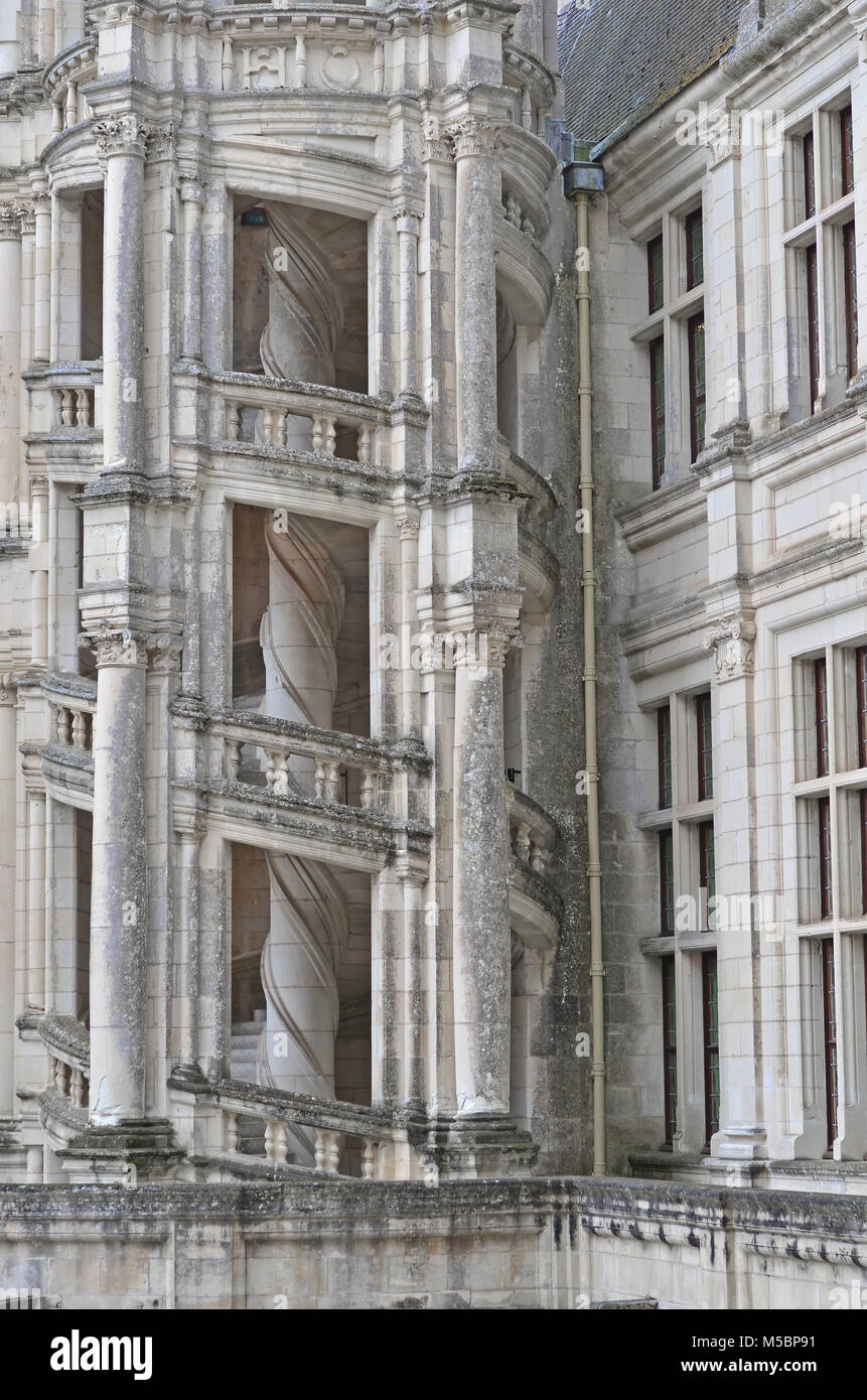 Der französischen Renaissance steinerne Wendeltreppe, nach außen öffnen und mit einem spiralförmigen Rippen auf der zentralen Spalte Stockfoto