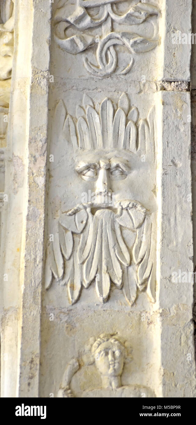 Mittelalterliche Skulptur von Gesicht eines Mannes gemischt mit Blättern, als Foliate Kopf mit heidnischen Bedeutung bekannt Stockfoto