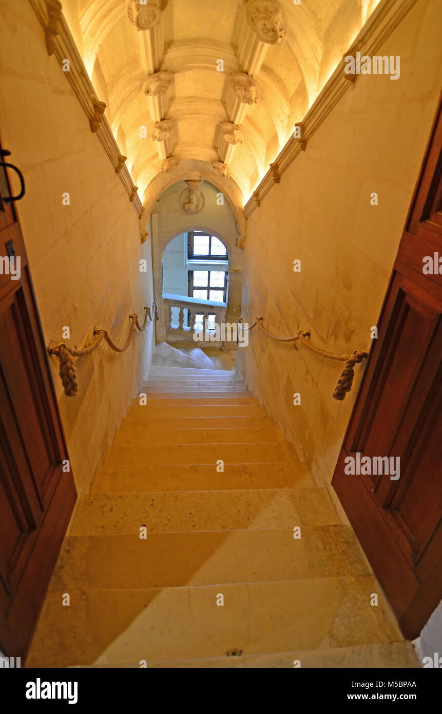 Elegante Treppe aus Stein in einer Renaissance französische Schloss, mit gewölbten Decke Stockfoto