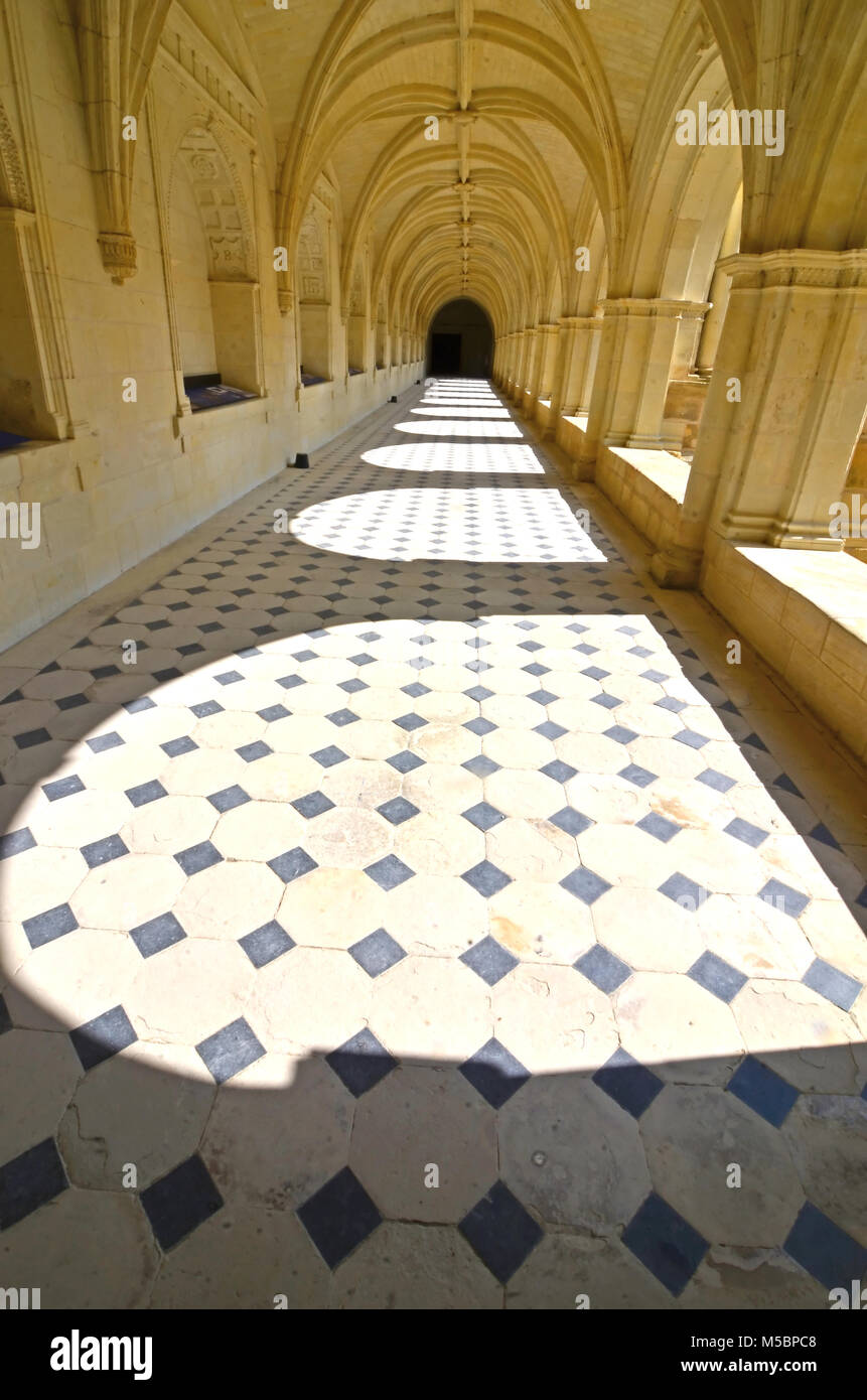 Licht fällt auf den Boden des Klosters in einer Renaissance Abtei Stockfoto