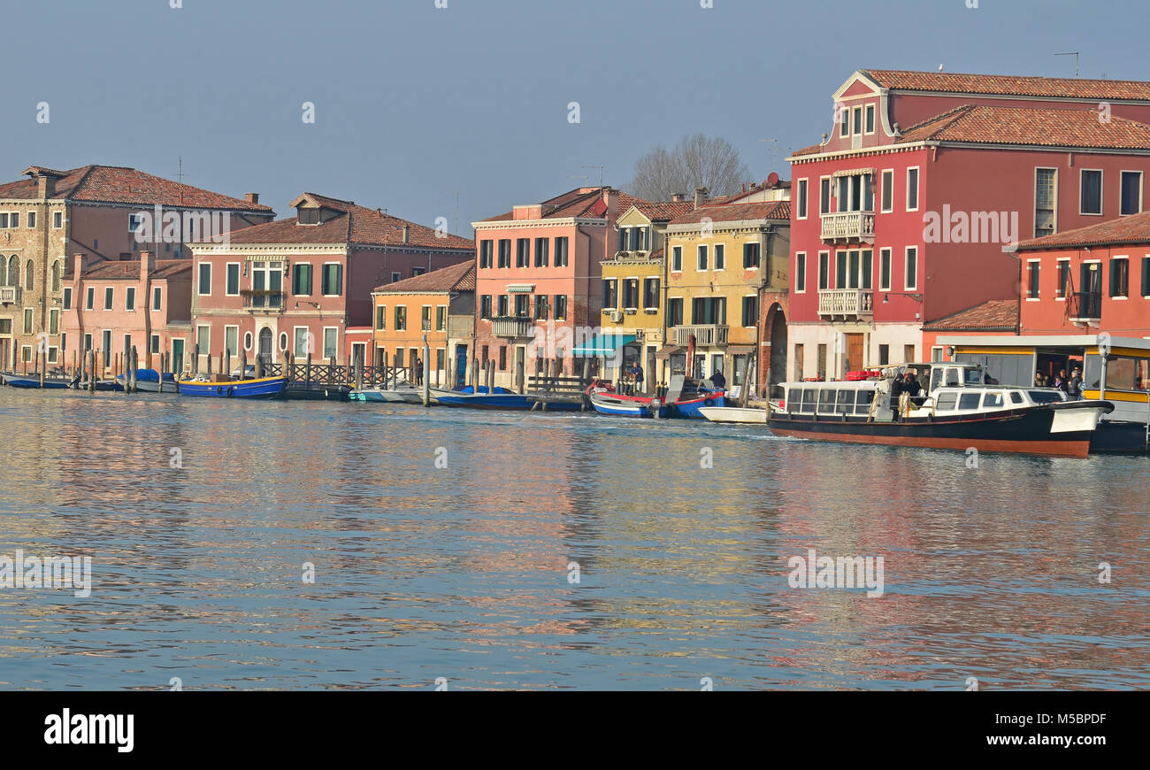 Kanal in der Mitte der Insel Murano in der Lagune von Venedig, bekannt für seine historischen Glasherstellung Stockfoto