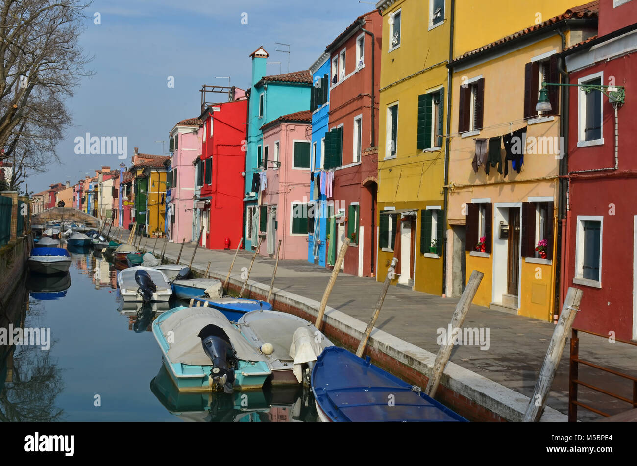 Kanal mit Booten gesäumt von bunten Häusern auf der Insel Burano in der Lagune von Venedig, Italien Stockfoto