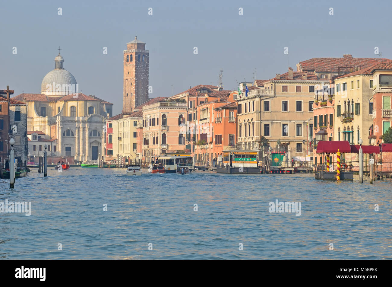 Venedig, Italien - Januar 27: Blick auf den Canal Grande in Venedig mit der Kirche des Heiligen Geremia voraus: 27. Januar 2016 in Venedig, Italien Stockfoto