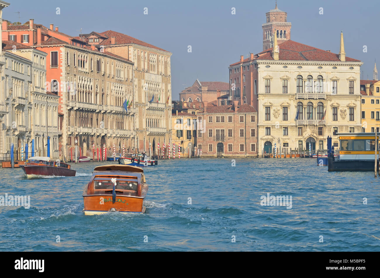 Venedig, Italien - 27.Januar: Boote Reisen nach oben und unten den Canal Grande in Venedig: 27. Januar 2016 in Venedig, Italien Stockfoto