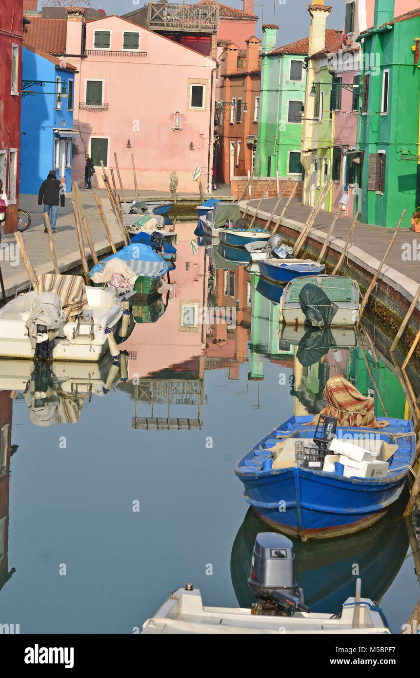 Kanal in der Mitte der friedlichen Insel Burano mit seinen bunten Häusern, in der Lagune von Venedig, Italien Stockfoto