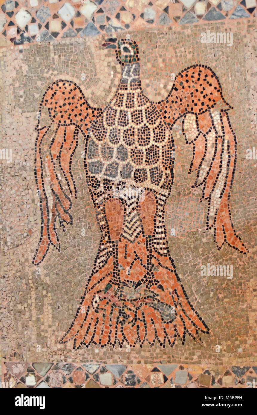 7. Jahrhundert byzantinisches Mosaik eines Adlers, die Inhaber einer in seinen Krallen Taube. Möglicherweise symbolisiert die Kontrolle über die Kirche (Dove) durch den Staat (Eagle) Stockfoto