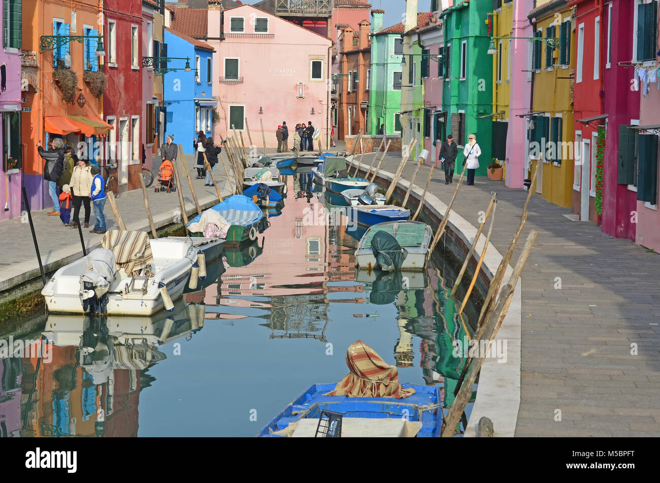 BURANO, ITALIEN - Januar 27: Touristen genießen Winter Sonnenschein auf der schönen Insel Burano: Januar 27, 2016 in Burano, Italien Stockfoto