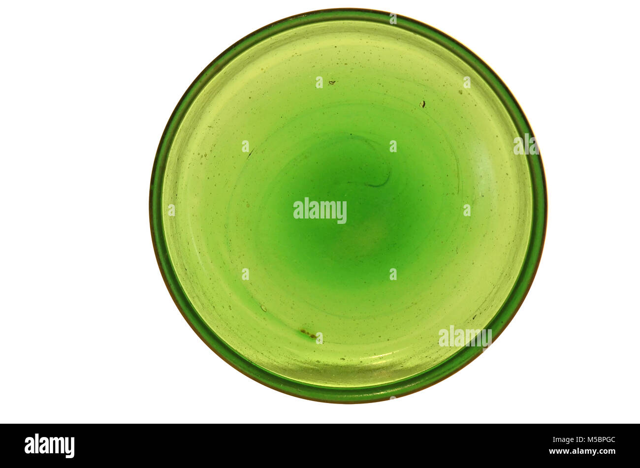 Antike römische Glasplatte im klaren grünen Glas. Vor einem weißen Hintergrund isoliert Stockfoto