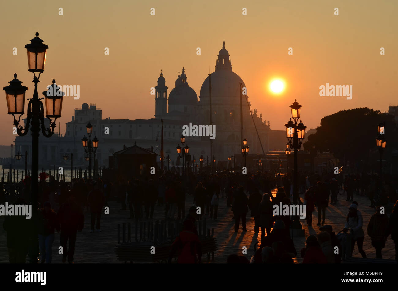 Sonnenuntergang in Venedig über die Basilika von Santa Maria della Salute, angesehen vom Markusplatz entfernt. Stockfoto