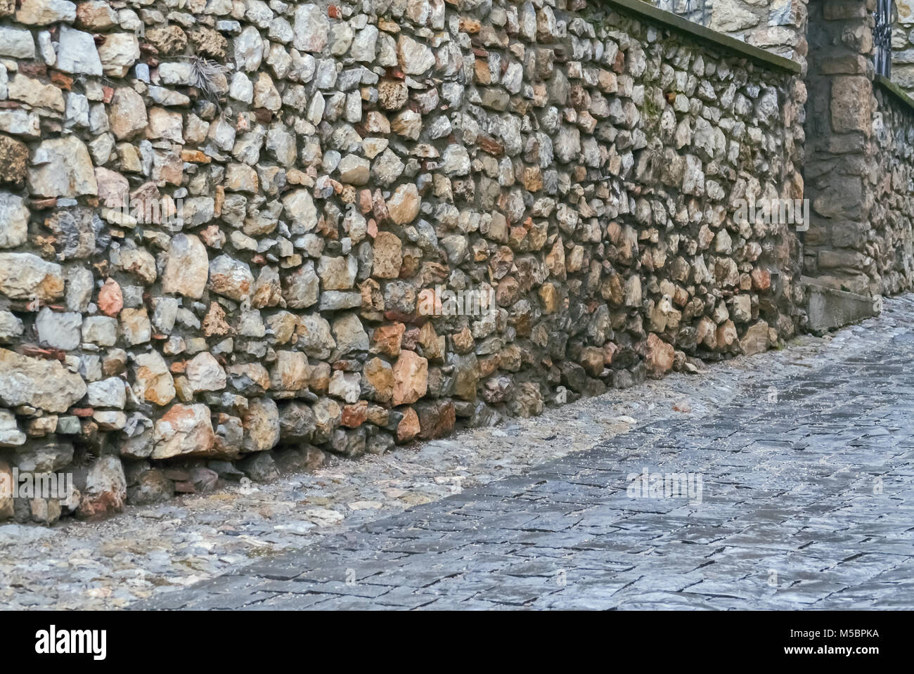 Detail von einem Bürgersteig und Steinmauer in Ohrid Stockfoto