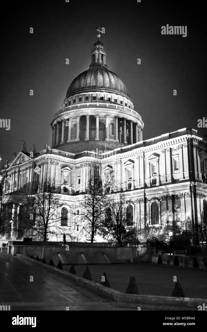 Schwarz-Weiß-Bild von der St. Pauls Kathedrale nachts genommen Stockfoto