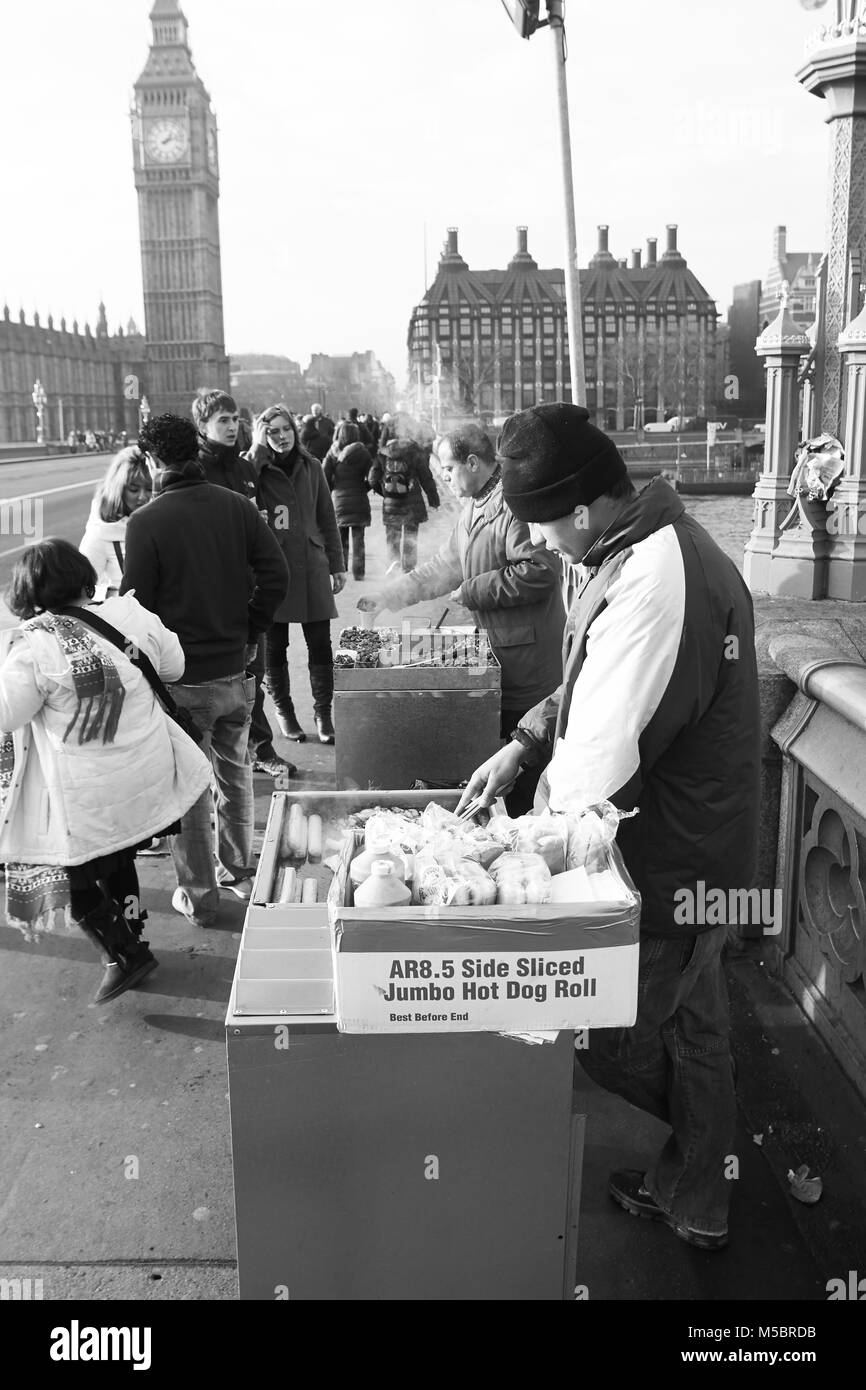 Street Hersteller Verkauf von Lebensmitteln auf die Westminster Bridge Stockfoto